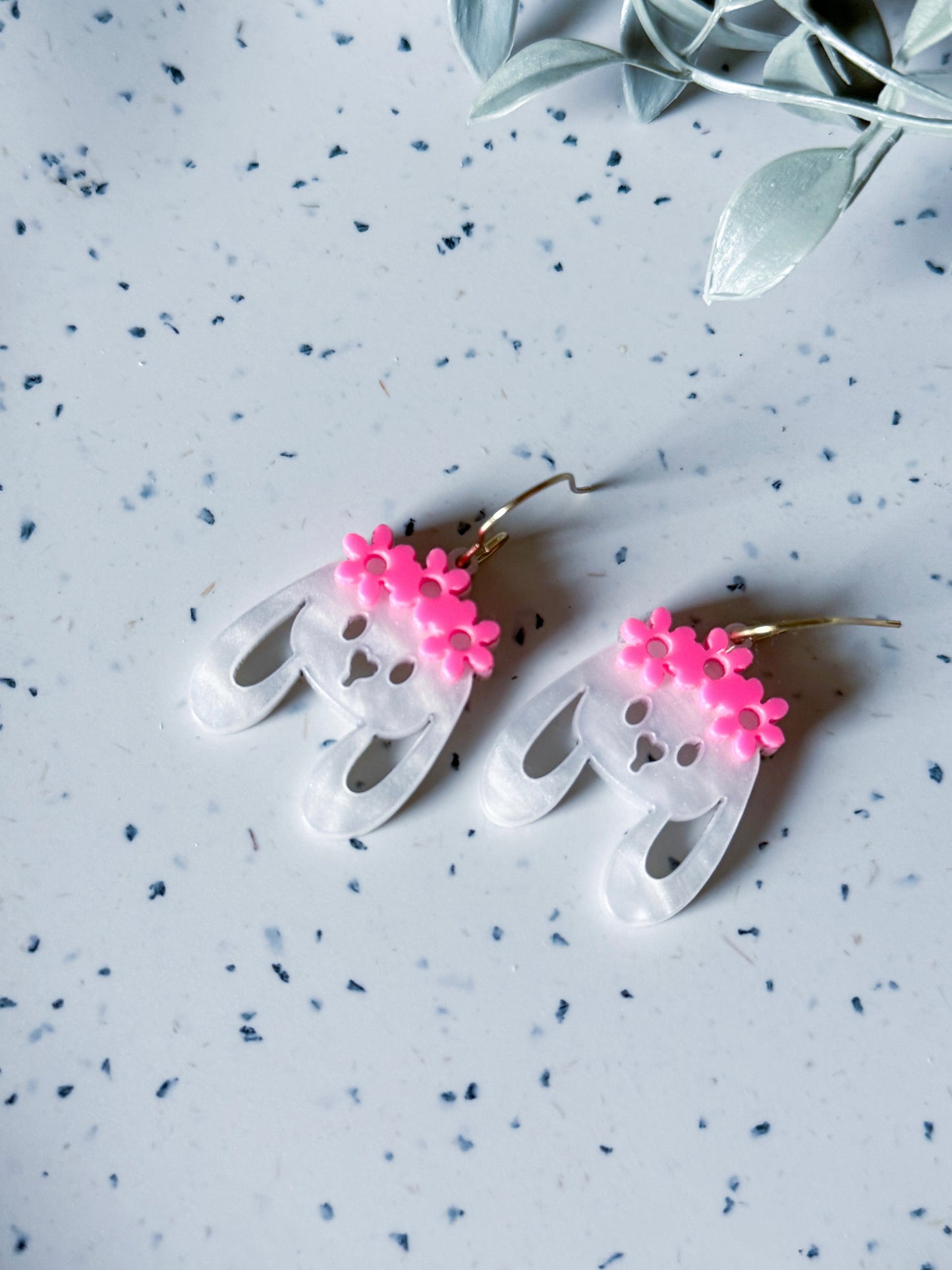 Spring & Easter: Pearl White Bunny w/ Pink Flowers