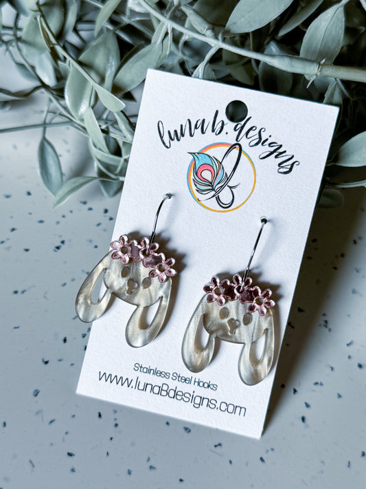 Spring & Easter: Gray Bunny w/ Pink Flowers