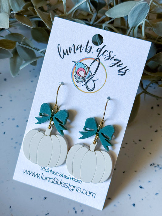 Fall: Cream Pumpkin w/ Green Bow